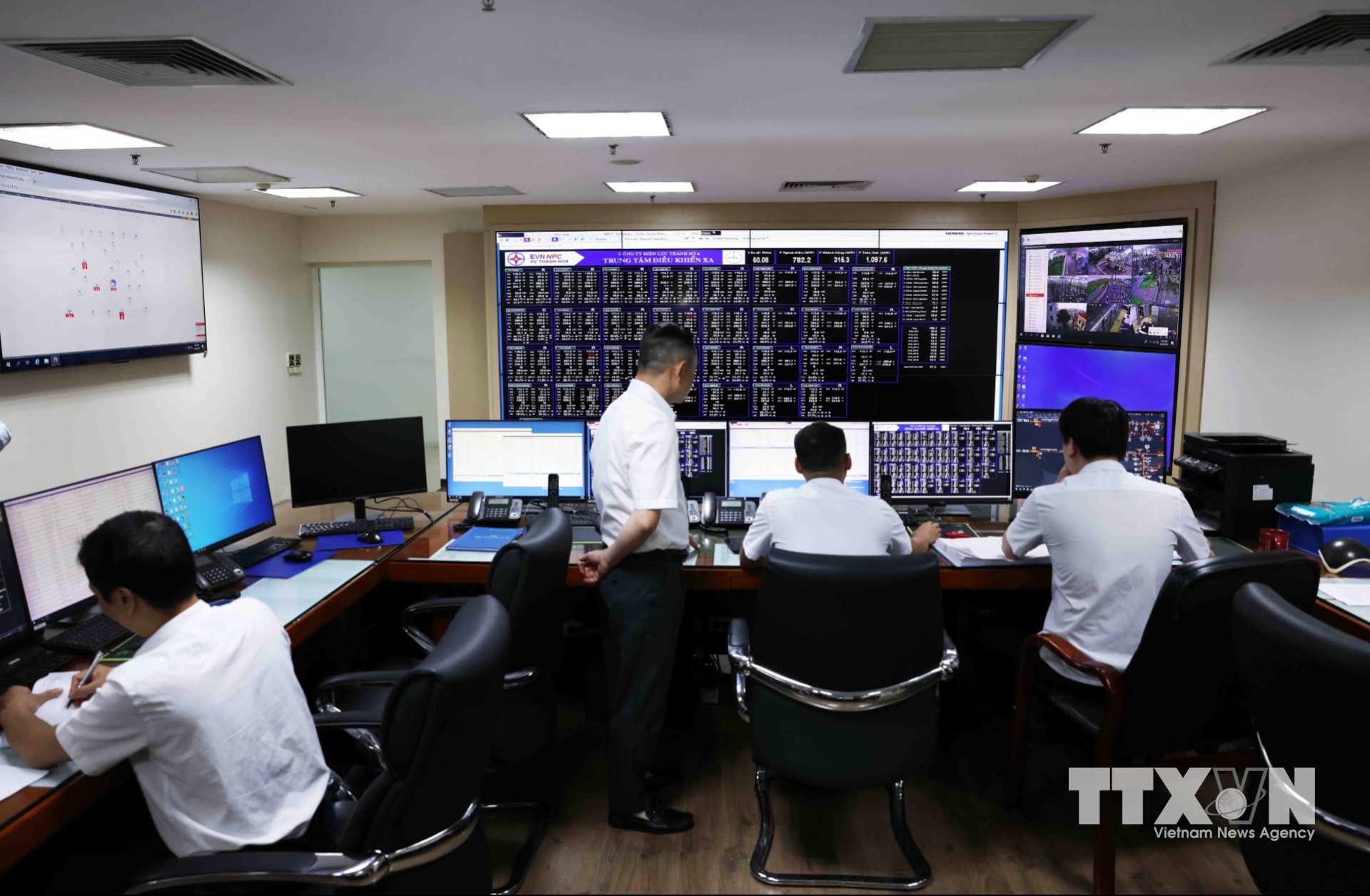 Ca trực ở phòng điều hành quản lý và vận hành hệ thống điện ở Công ty Điện lực Thanh Hoá thuộc EVNNPC. (Ảnh: Vũ Sinh/TTXVN)